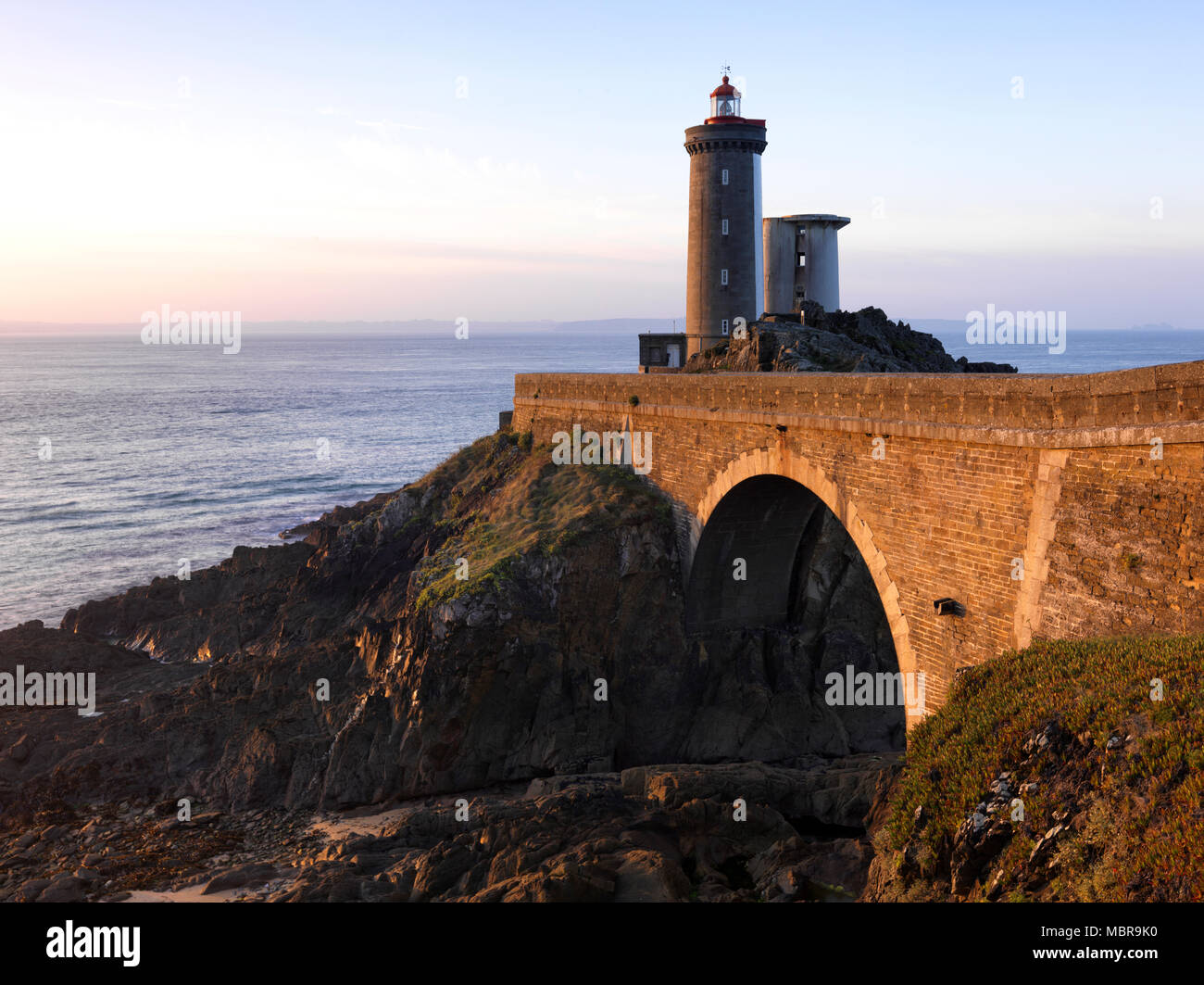 Lighthousehouse auf die Meerenge von Brest, im Morgenlicht, Département Finistère, Bretagne, Frankreich Stockfoto