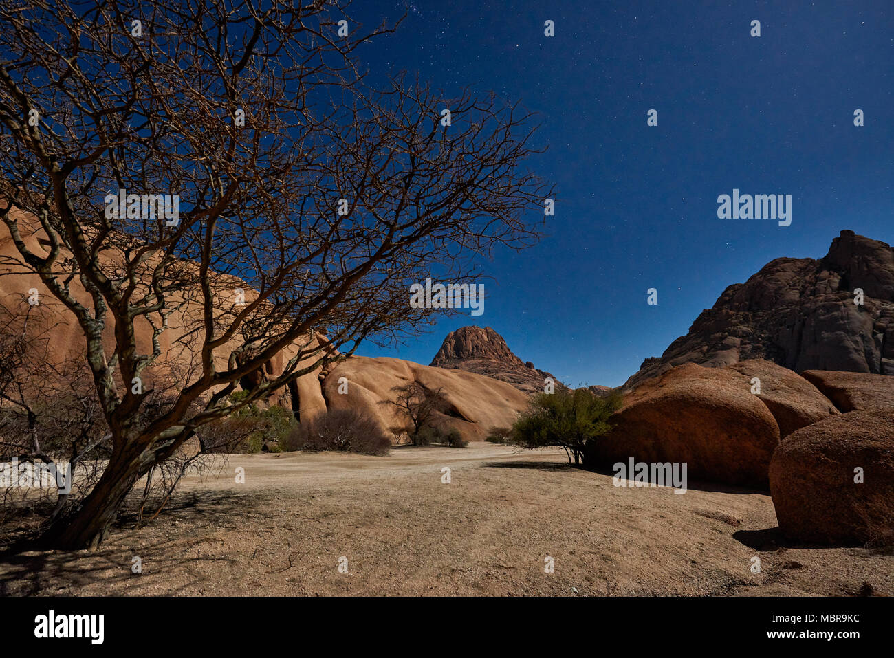 Nacht geschossen unter Mondlicht mit Stars der Spitzkoppe Stockfoto