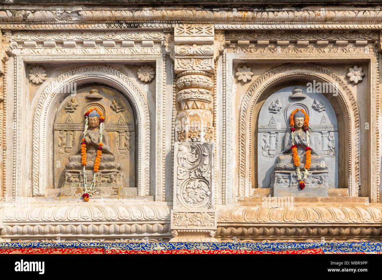 Buddha Skulpturen in der Fassade der Mahabodhi Tempel, Bodhgaya, Bihar, Indien Stockfoto