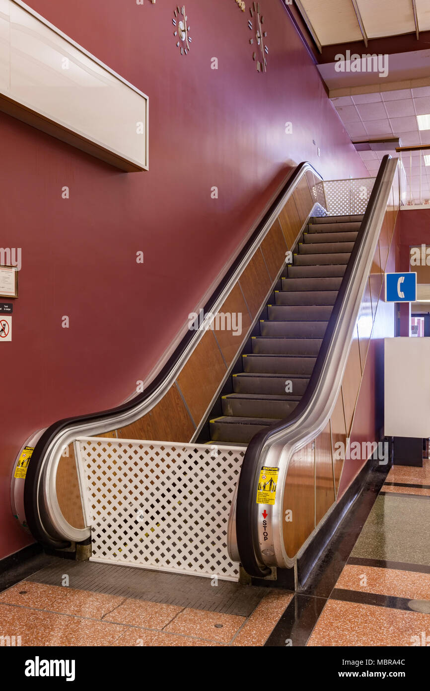 Von Neufundland erste Rolltreppe in der internationalen Abflughalle einschließlich der Gander Flughafen CYQX im Blick. Stockfoto