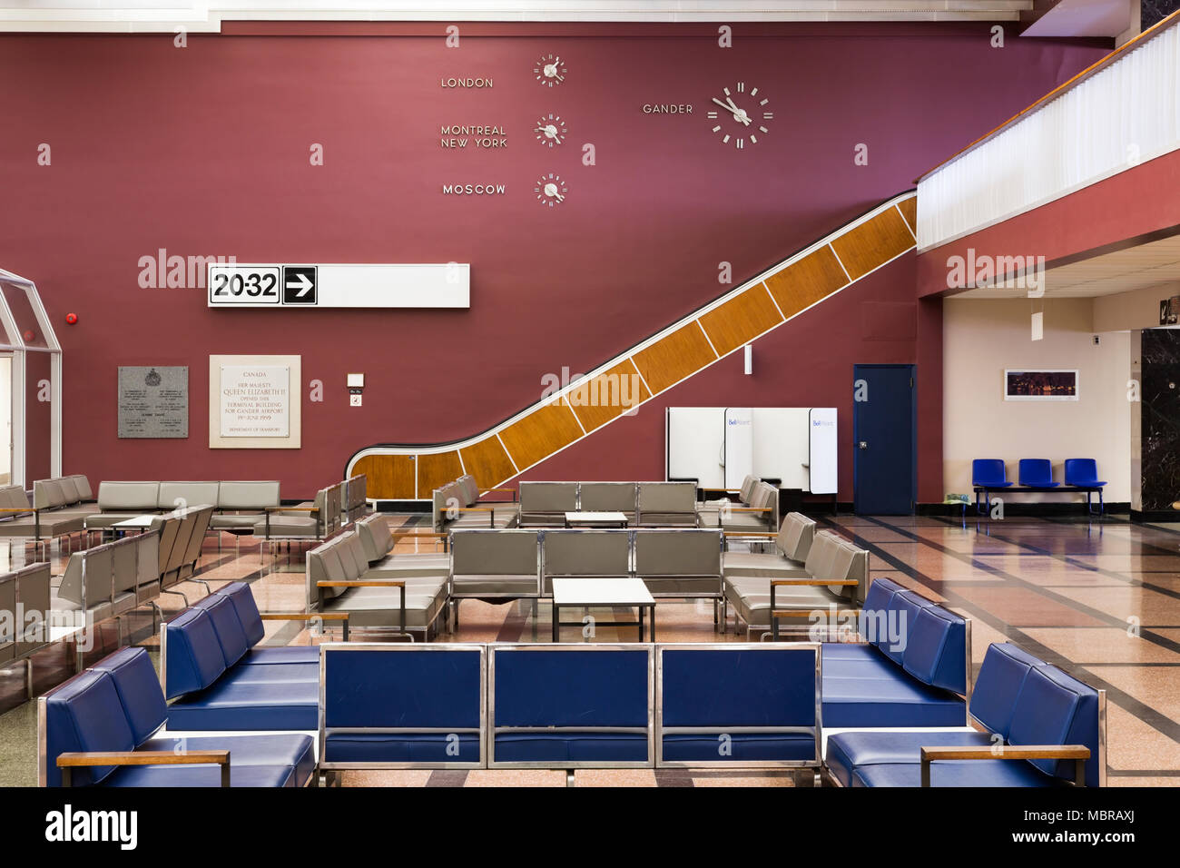 Die internationale Abflüge Lounge einschließlich der ersten Rolltreppe überhaupt in Neufundland in der Gander Flughafen CYQX in Neufundland gebaut. Stockfoto