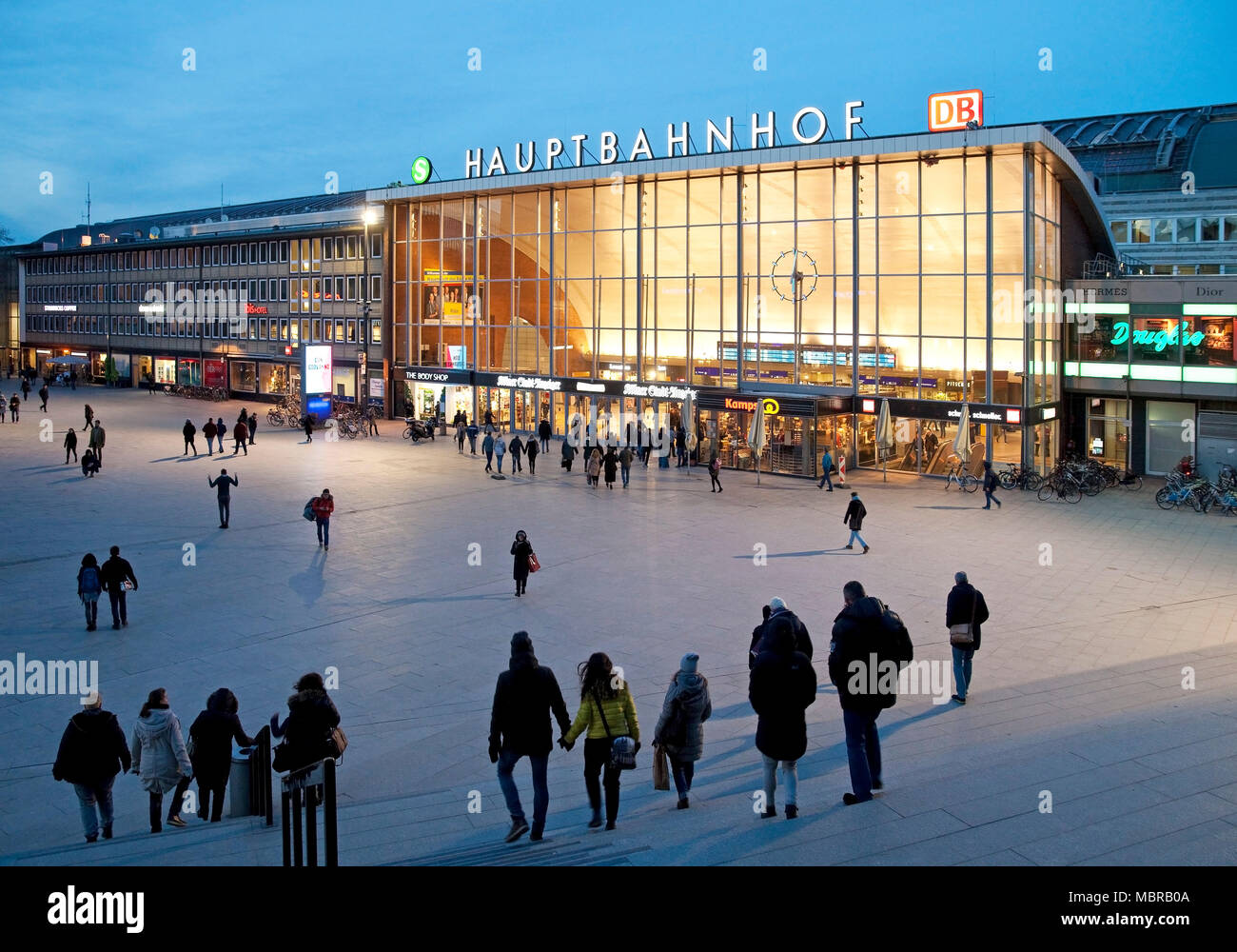 Bahnhofsvorplatz mit Hauptbahnhof bei Dämmerung, Köln, Rheinland, Nordrhein-Westfalen, Deutschland Stockfoto
