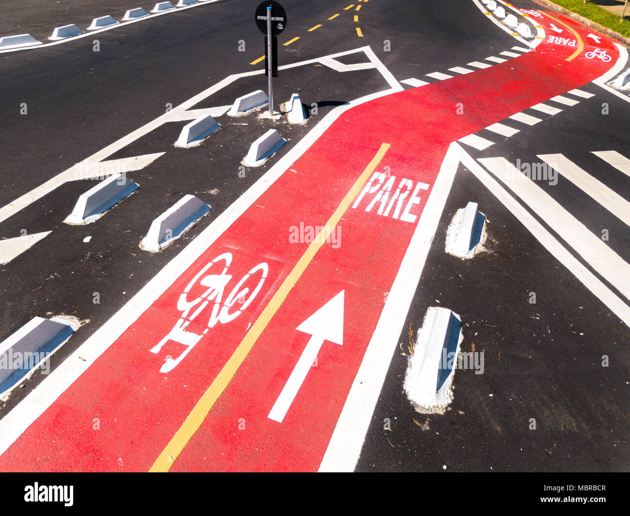 Radweg zum Radfahren und Radfahren in einer großen Stadt. Luftaufnahme. Stockfoto