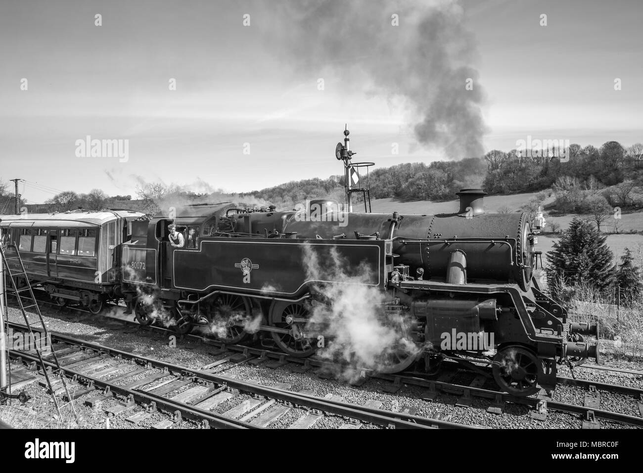 Schwarz & Weiß Nahaufnahme von Vintage UK Dampflok 80072 in Bewegung, so dass Highley auf Severn Valley Railway Heritage Line. Vintage Dampfzug. Stockfoto