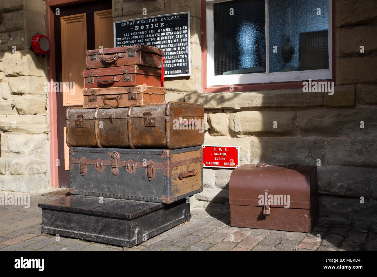 Landschaft Schuß des 1940er Krieges Gepäck Anzeige (Artefakte) auf der Plattform des Erbes Bahnhof. Vintage Koffer, Relikte der Vergangenheit. Stockfoto
