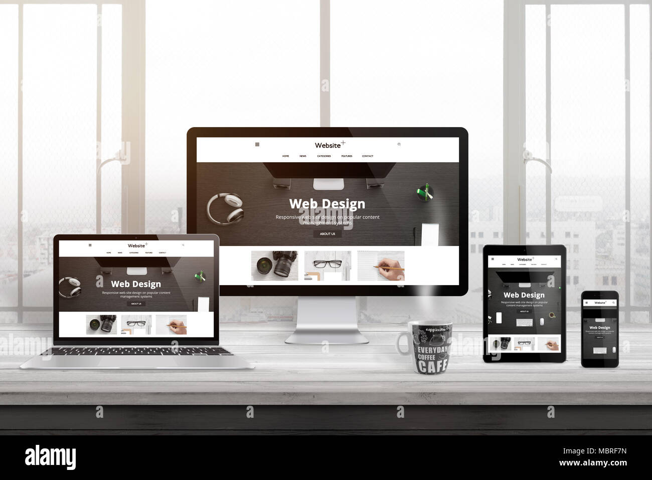 Mehrere Geräte mit modernen, schnellen, flachen Website Präsentation. Stockfoto