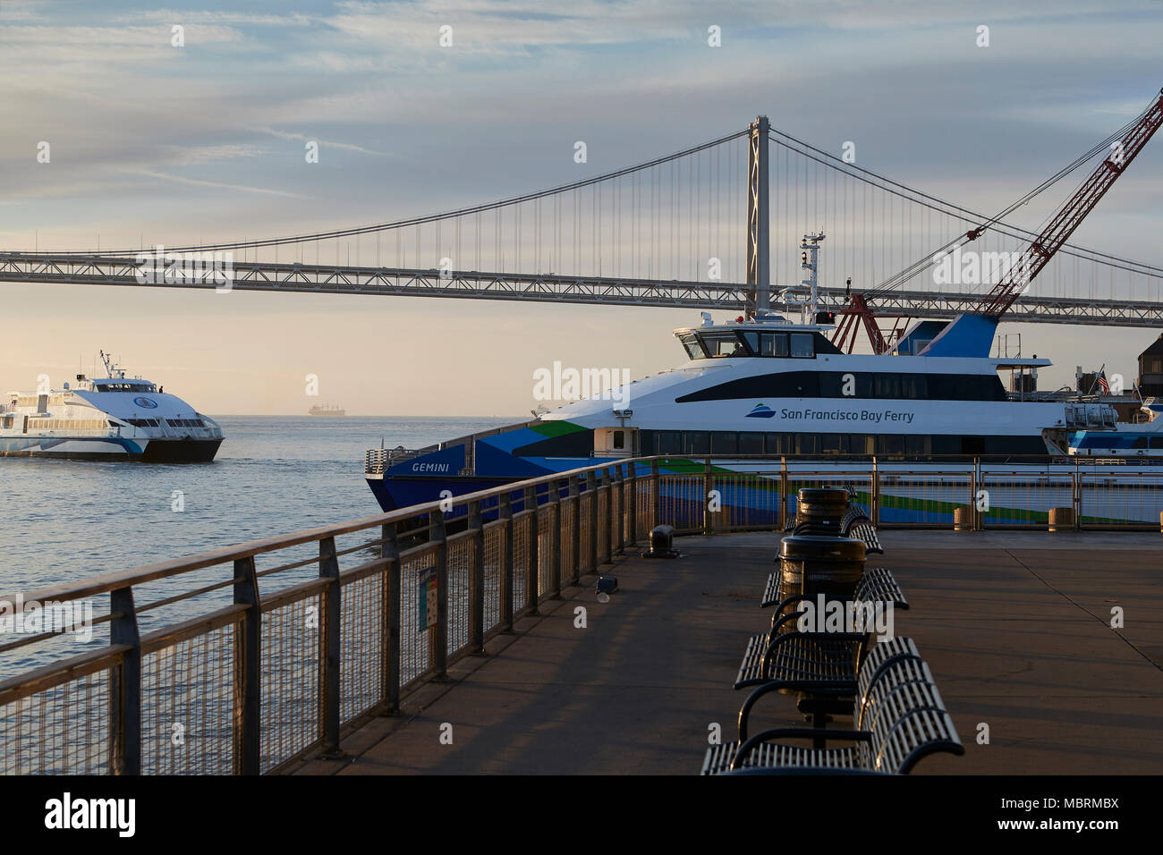 San Francisco Bay SeaCat Fähre Fähren ankommen und abfliegen, die San Francisco-Oakland Bay Bridge hinter sich. Stockfoto