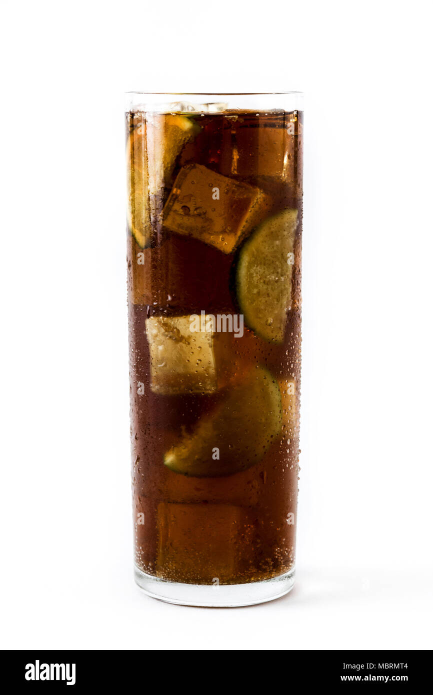 Cuba Libre. Cocktail mit Rum, Limetten und Eis auf weißem Hintergrund. Stockfoto