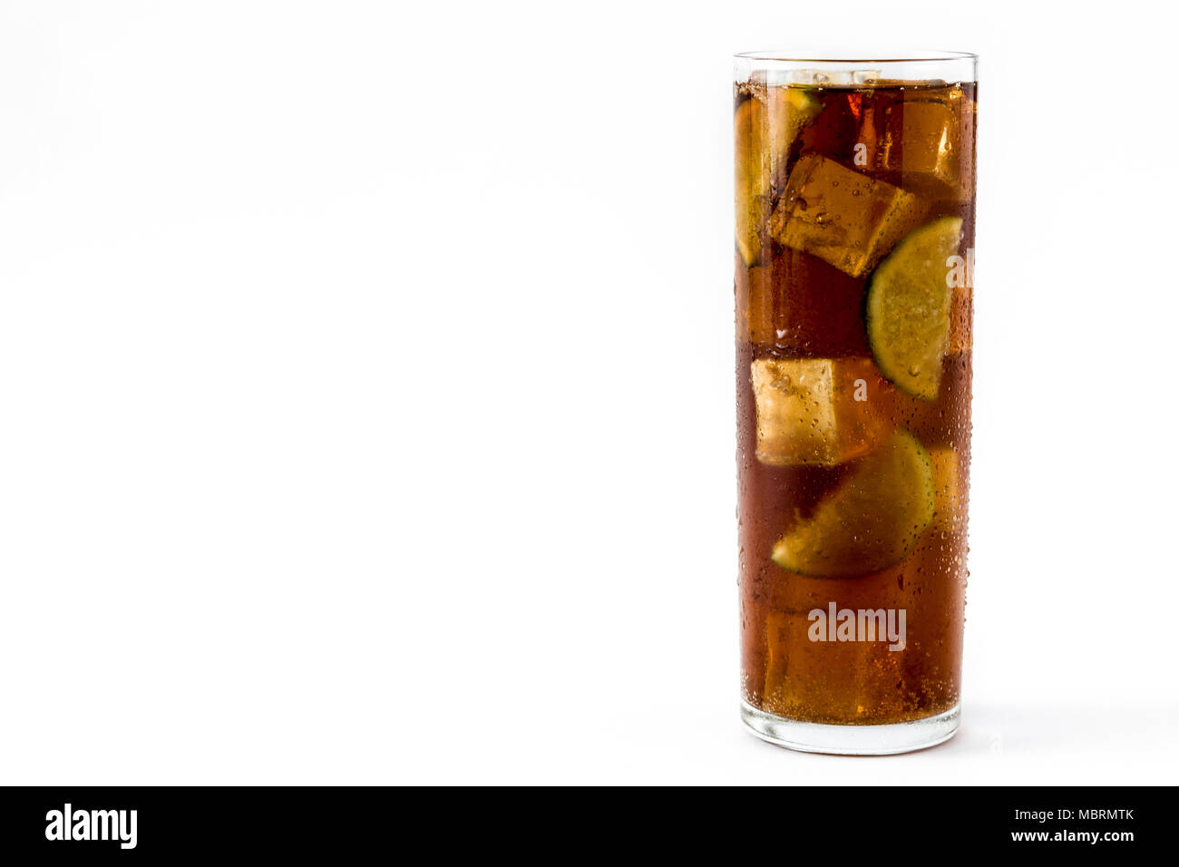 Cuba Libre. Cocktail mit Rum, Limetten und Eis auf weißem Hintergrund. Copyspace Stockfoto