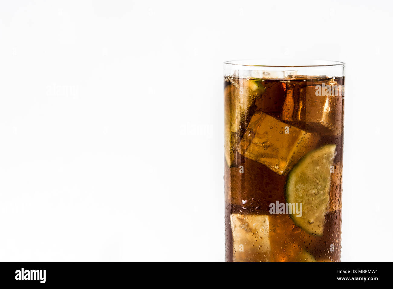 Cuba Libre. Cocktail mit Rum, Limetten und Eis auf weißem Hintergrund. Copyspace Stockfoto