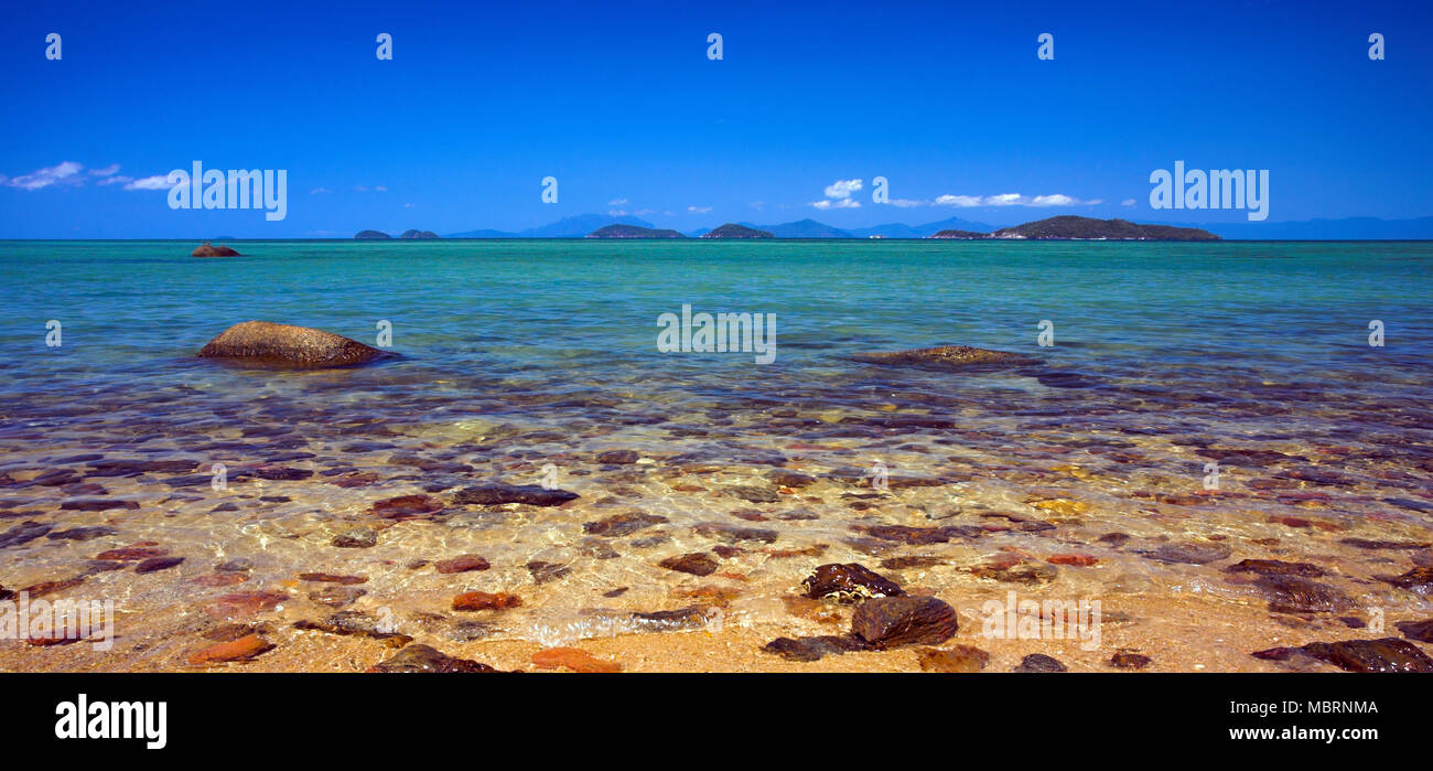 Queensland, Australien - 15. September 2007: Der schöne Meerblick auf Dunk Island. Mehr als die Hälfte der Dunk Island wird als National Park und die Insel ist für seine spektakulären und atemberaubenden Regenwald bekannt. Stockfoto