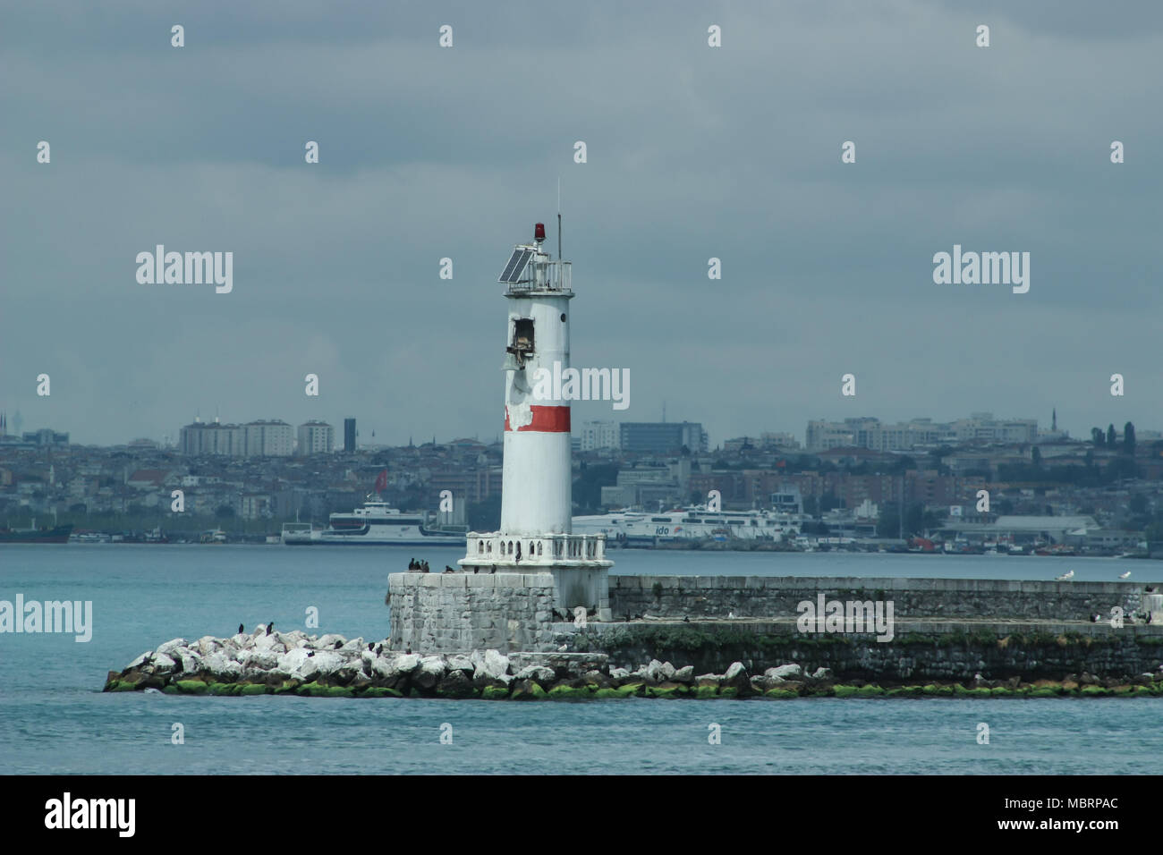 Europas Tor nach Asien o umgekehrt. Leuchtturm von einem öffentlichen Verkehrsmittel bei der Fähre, Bosporus, Istanbul in der Türkei gesehen Stockfoto