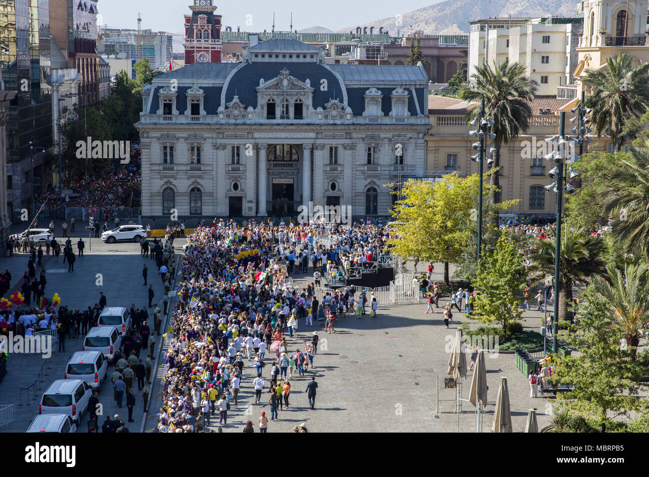 Unbekannter Menschen auf der Straße von Santiago de Chile während des Besuchs von Papst Franziskus. Stockfoto