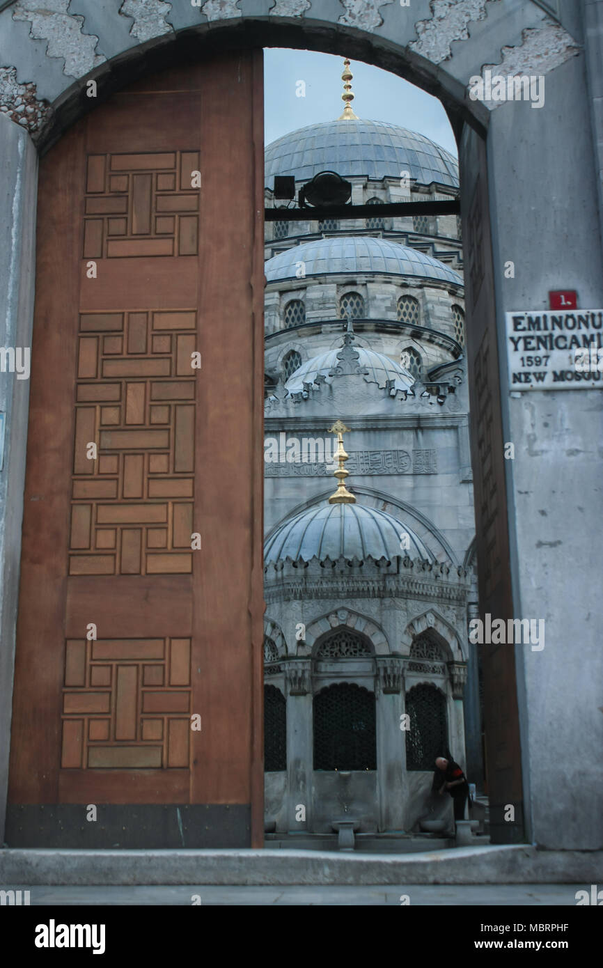 Ein verstecktes Juwel der islamischen Architektur. Die Blaue Moschee in Istanbul als durch eine alte Tür gesehen. Stockfoto