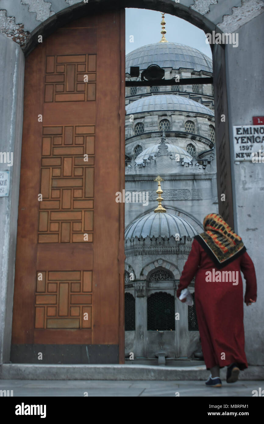 Eine Frau in den Sultan Ahmed oder die Blaue Moschee in Istanbul. Ein verstecktes Juwel der islamischen Architektur als durch eine alte Tür gesehen. Stockfoto