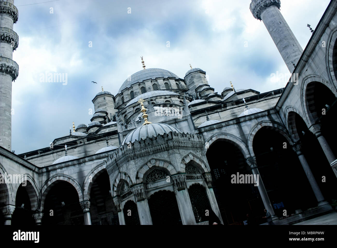 Innenhof ein minaretten der Sultan Ahmed oder Blues Moschee in Istanbul, Türkei Stockfoto