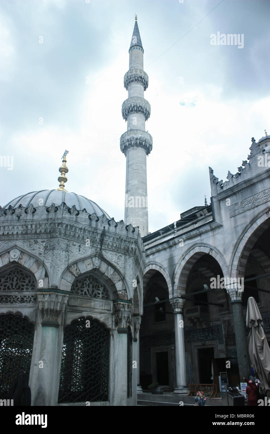 Innenhof ein minaretten der Sultan Ahmed oder Blues Moschee in Istanbul, Türkei Stockfoto