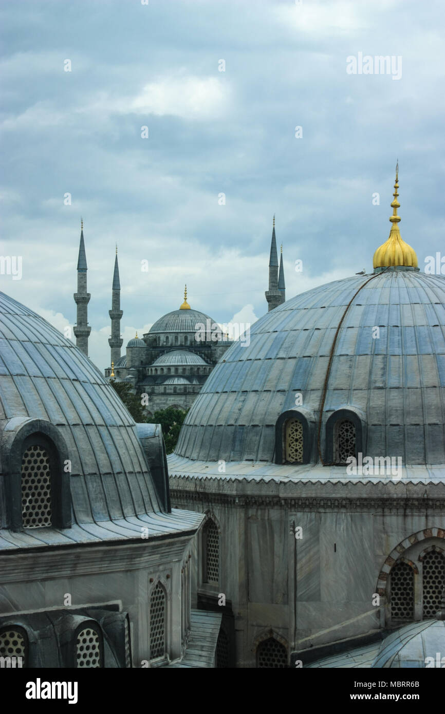 Sultan Ahmed oder Blaue Moschee Hagia Sophia an einem bewölkten Tag Hervorhebung goldenen Kuppel Tipps im Vordergrund Stockfoto