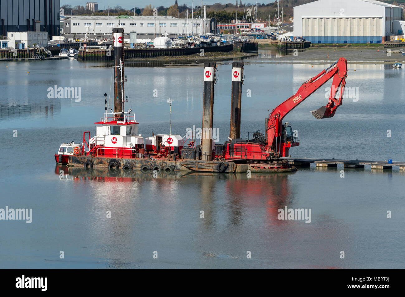 Bewegliche Baggerarbeiten Plattform mit Digger zu löschen Schlick aus dem Hafen. Stockfoto