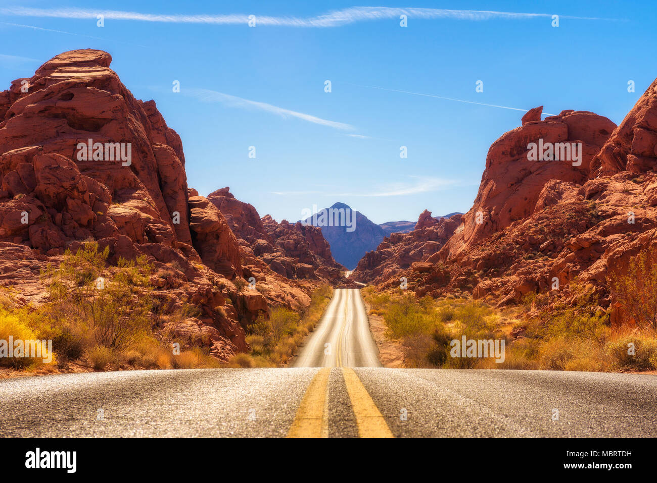 Straße durch das Tal des Feuers in Nevada Stockfoto