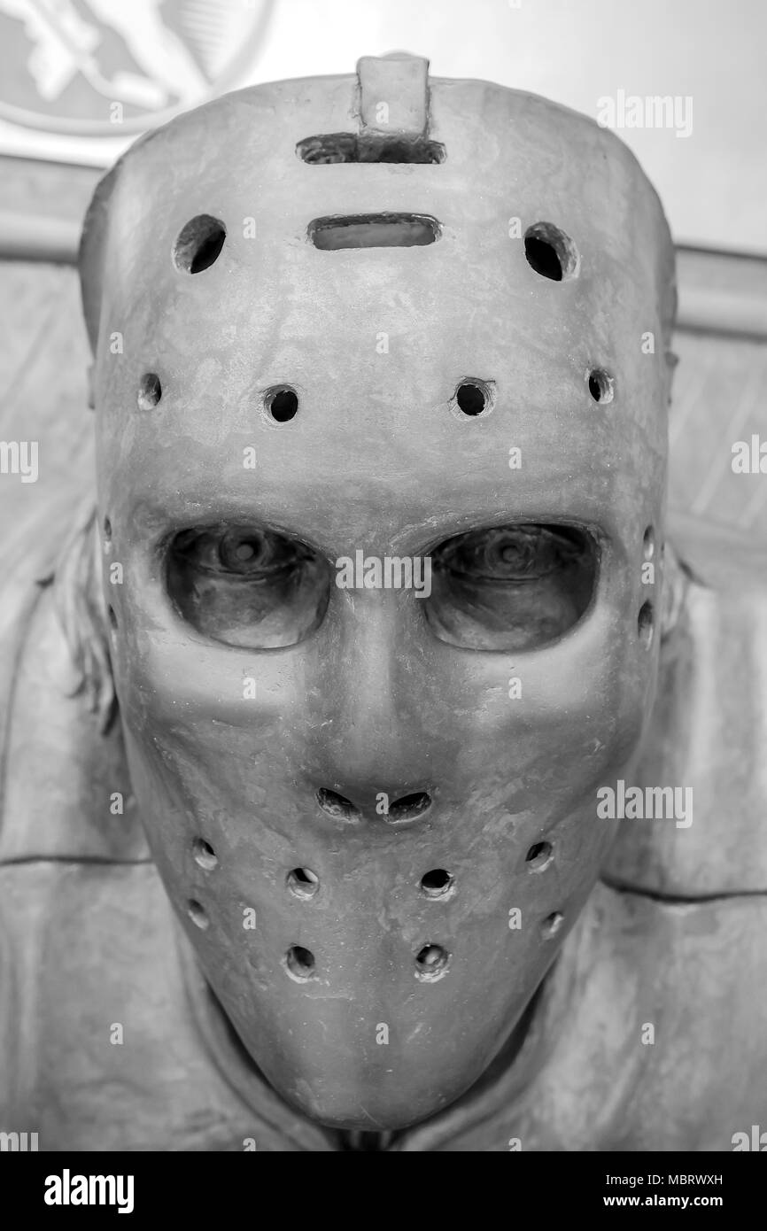 Nahaufnahme eines skulpturale, full-size Porträt eines berühmten Kanadischen Eishockey Spieler mit Maske Schutz und seine Augen nach vorn. Stockfoto