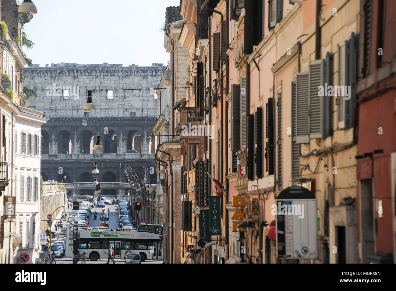 Via Del Boschetto und Colosseo (Colosseum) im historischen Zentrum von Rom aufgeführt von der UNESCO zum Weltkulturerbe in Rom, Italien. 29 April 2011 © wojciech Strozy Stockfoto