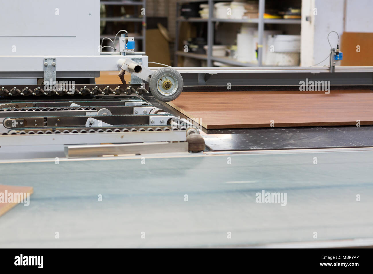 Spanplatten auf Förderbändern in der Möbelfabrik Stockfoto