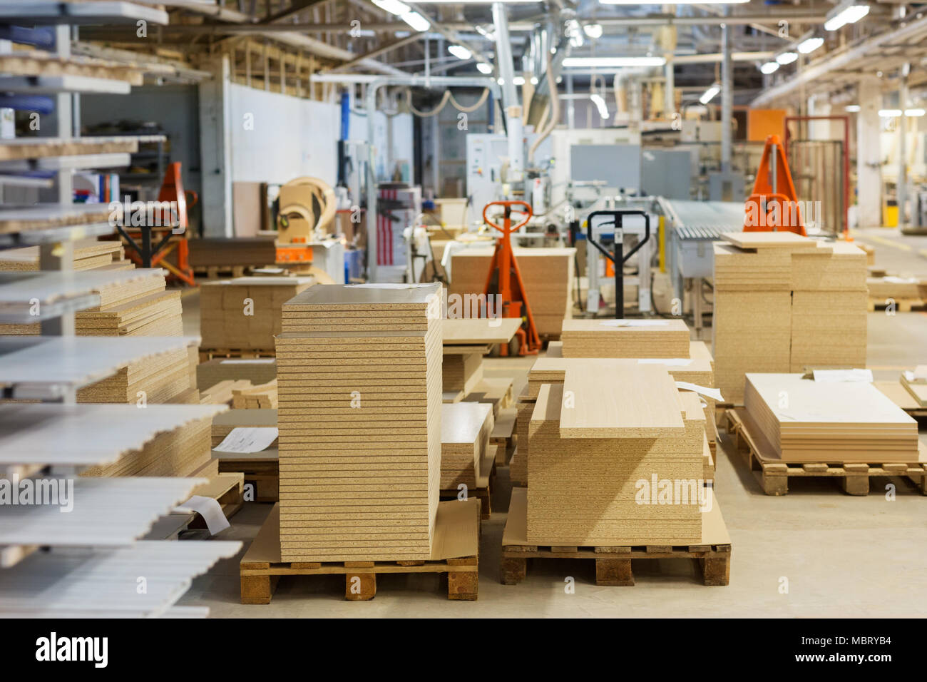 Faserplatten und Spanplatten Lagerung im Werk Stockfoto