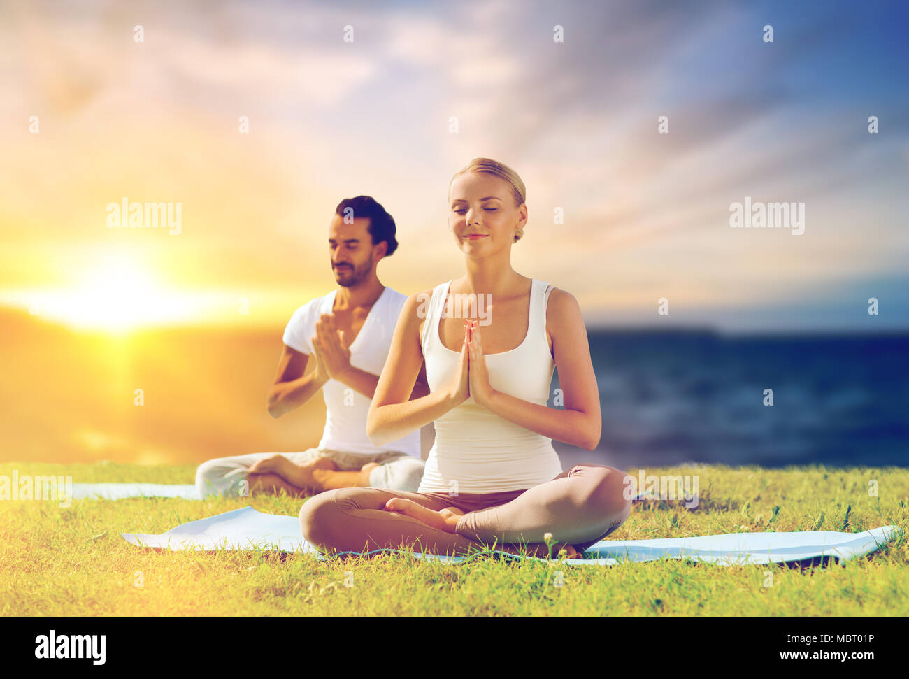 Glückliches Paar, Yoga und Meditation im Freien Stockfoto