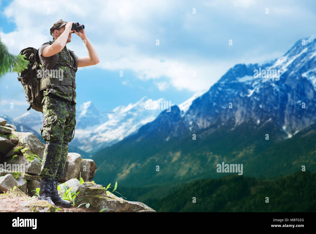 Soldat mit Rucksack Fernglas suchen Stockfoto