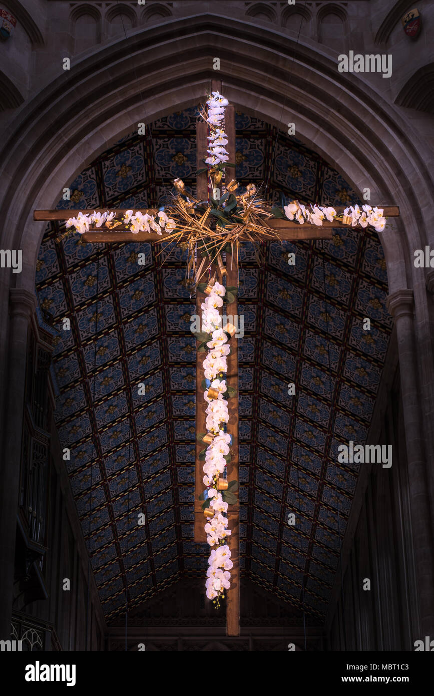 Auferstehung Kreuz über dem Altar in der Kathedrale von St. Edmundsbury (aka St Edmund, St. James, St. Dennis) in Bury St Edmunds, England. Stockfoto