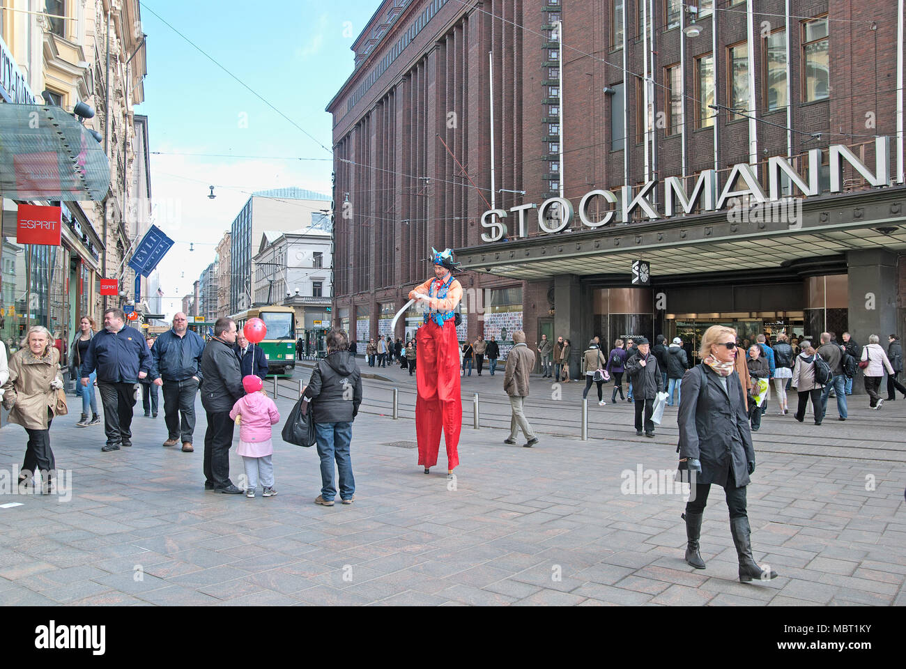 HELSINKI, Finnland - 16 April, 2011: die Menschen in der Nähe des Kaufhauses Stockmann über Aleksanterinkatu Stockfoto