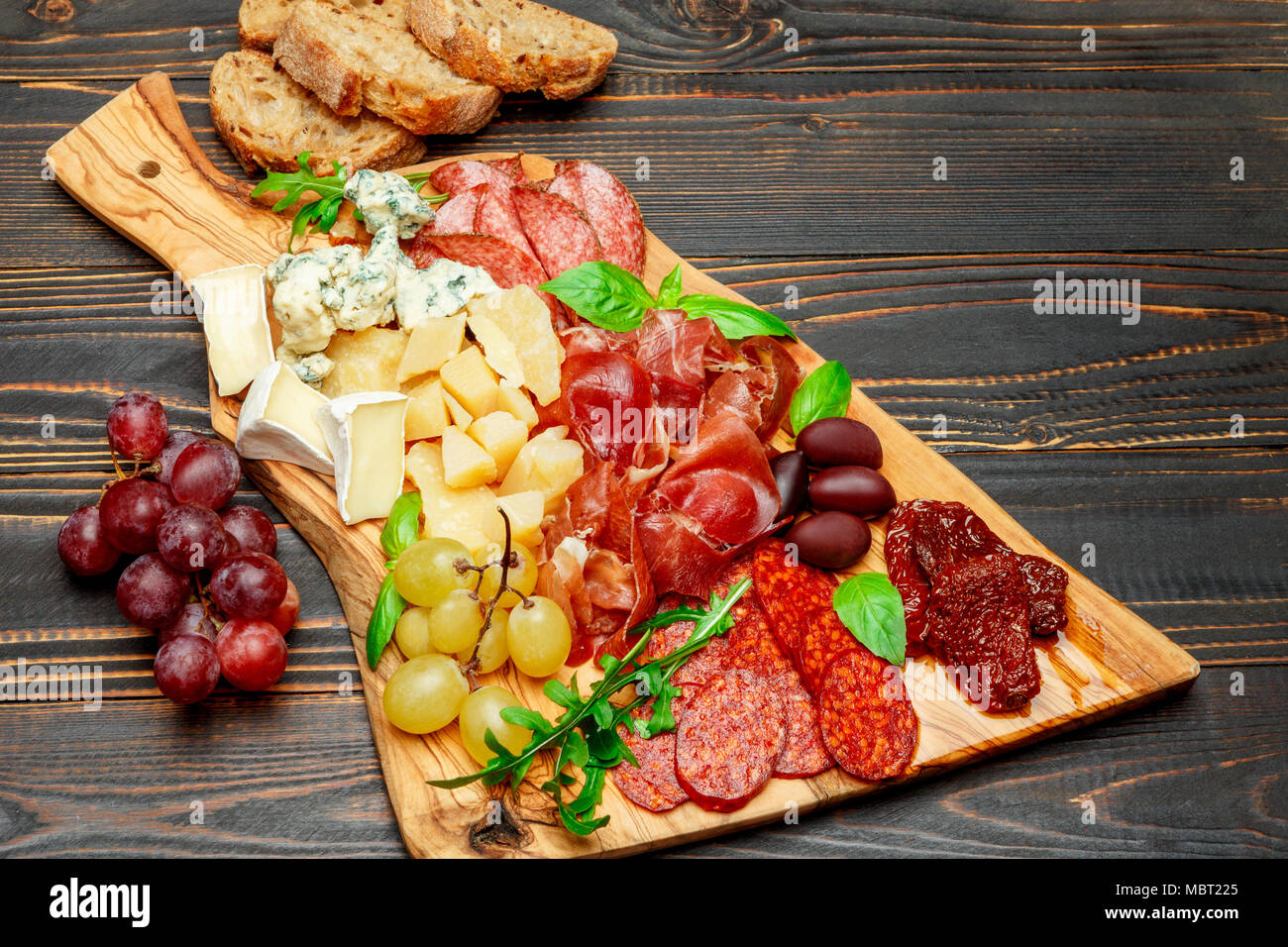 Wurst Und Kaseplatte Mit Salami Wurst Schinken Und Kase Stockfotografie Alamy