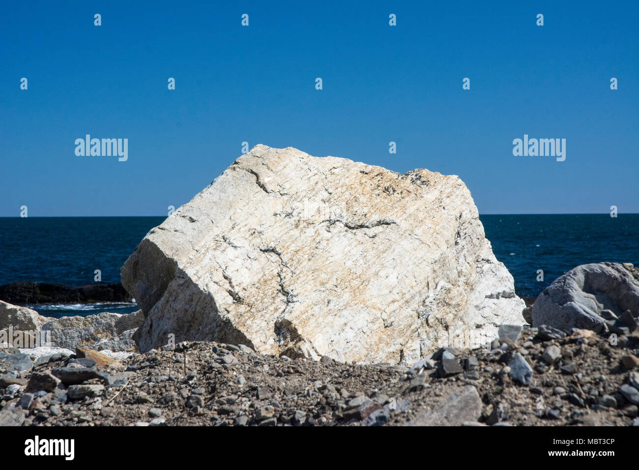 Die Macht der ein Wintersturm gewaschen bis diesen Boulder zum Strand. Stockfoto