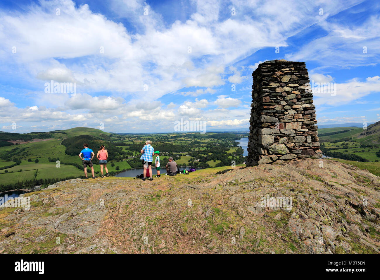 Wanderer auf dem Gipfel Cairn von Hallin fiel, mit Blick auf den Ullswater, Nationalpark Lake District, Cumbria, England, Großbritannien Stockfoto