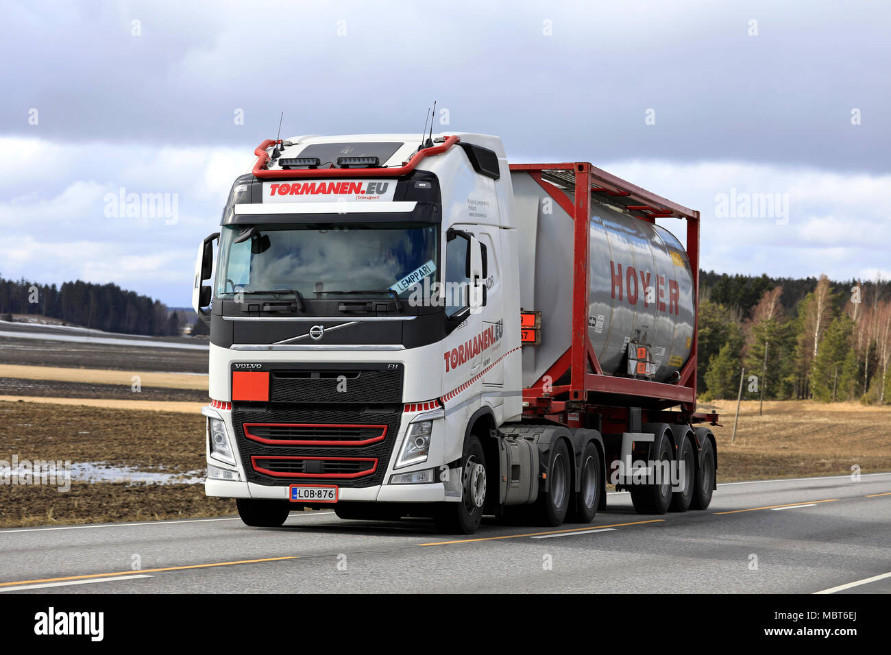 SALO, Finnland - 6. APRIL 2018: Volvo FH 500 Lkw von Tormanen. eu-Transporte HOYER-Gruppe Tank Container entlang der Autobahn im Frühjahr im Süden Finnlands Stockfoto