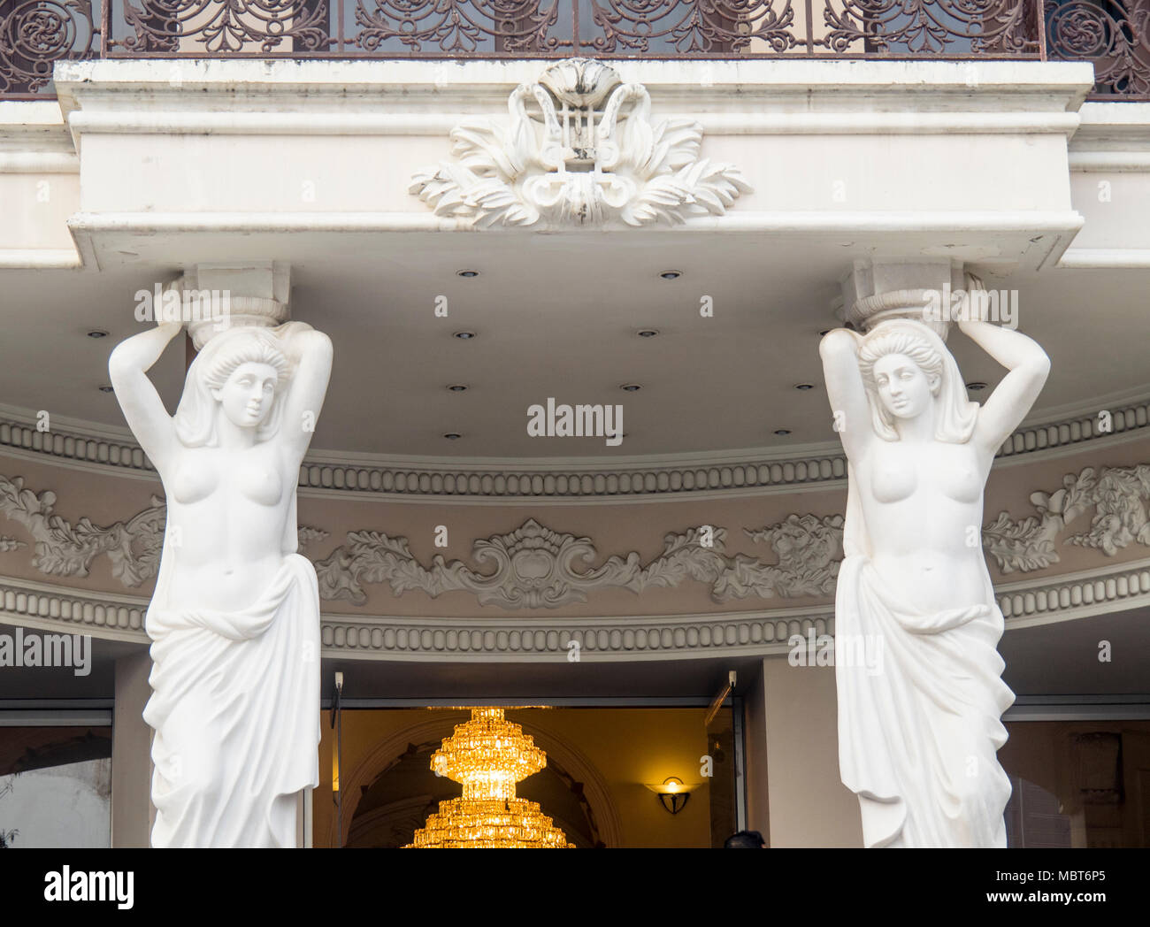 Zwei Statuen von Frauen, halten die Vorhalle des Stadttheater von Ho Chi Minh City oder Saigon Oper, Vietnam. Stockfoto