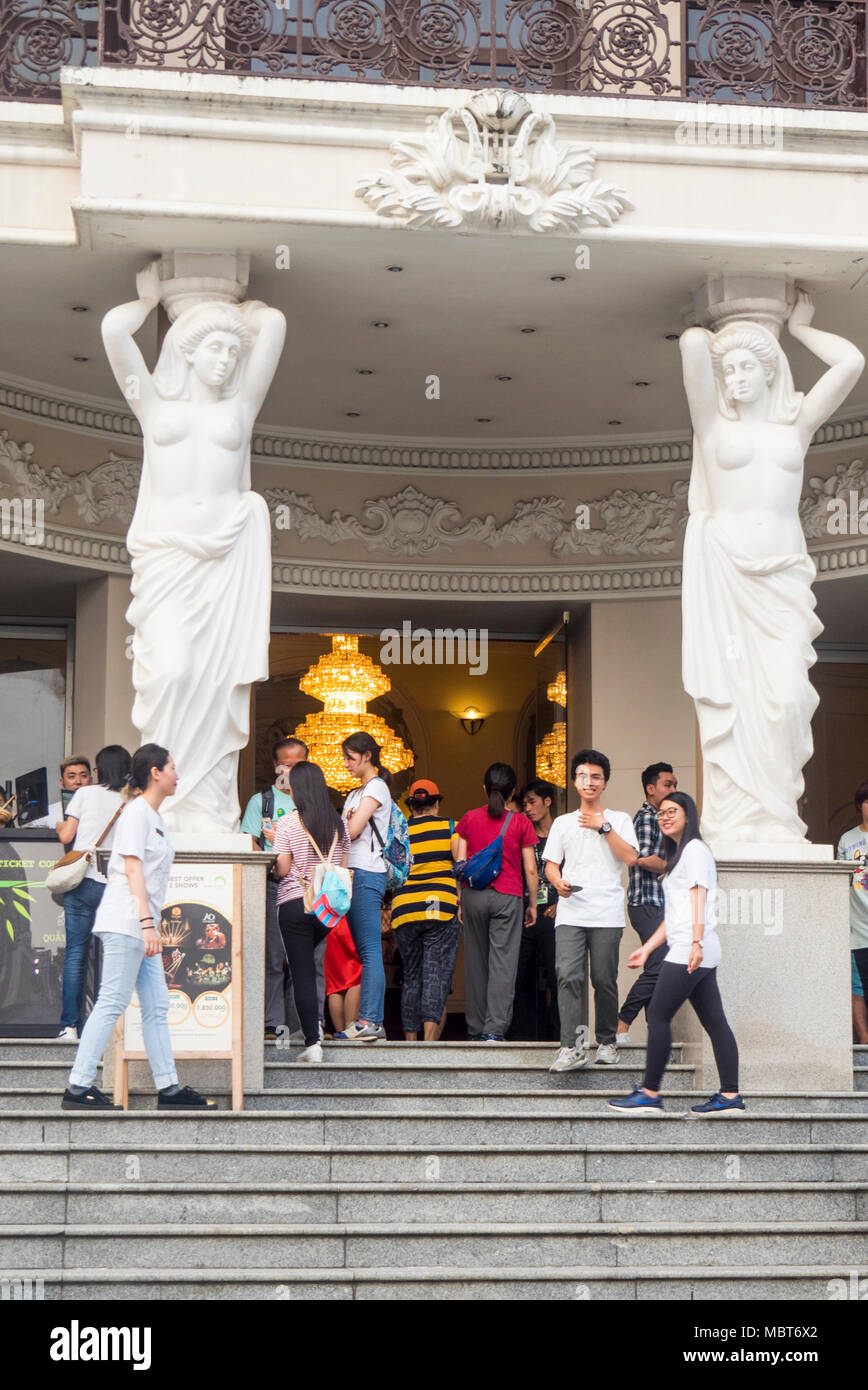 Touristen stehen auf der Treppe zum Eingang der Städtischen Theater von Ho Chi Minh City oder Saigon Oper, Vietnam. Stockfoto