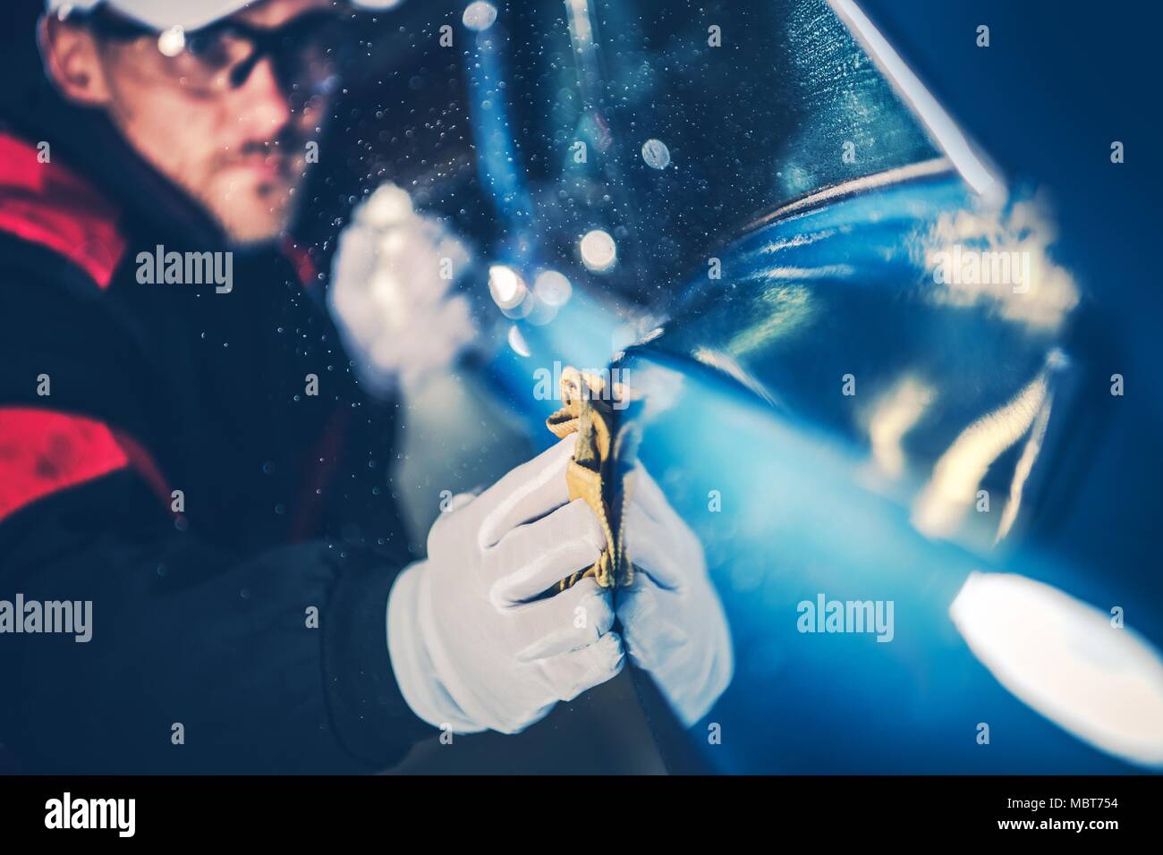Von Autoteilen durch professionelle Reinigungsmittel. Closeup Foto. Das Fahrzeug waschen und Body Paint Schutz. Stockfoto