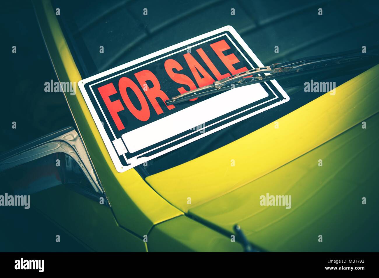Auto Zu Verkaufen - Schild unter dem Scheibenwischer. Closeup Foto. Fahrzeug verkaufen Thema. Stockfoto