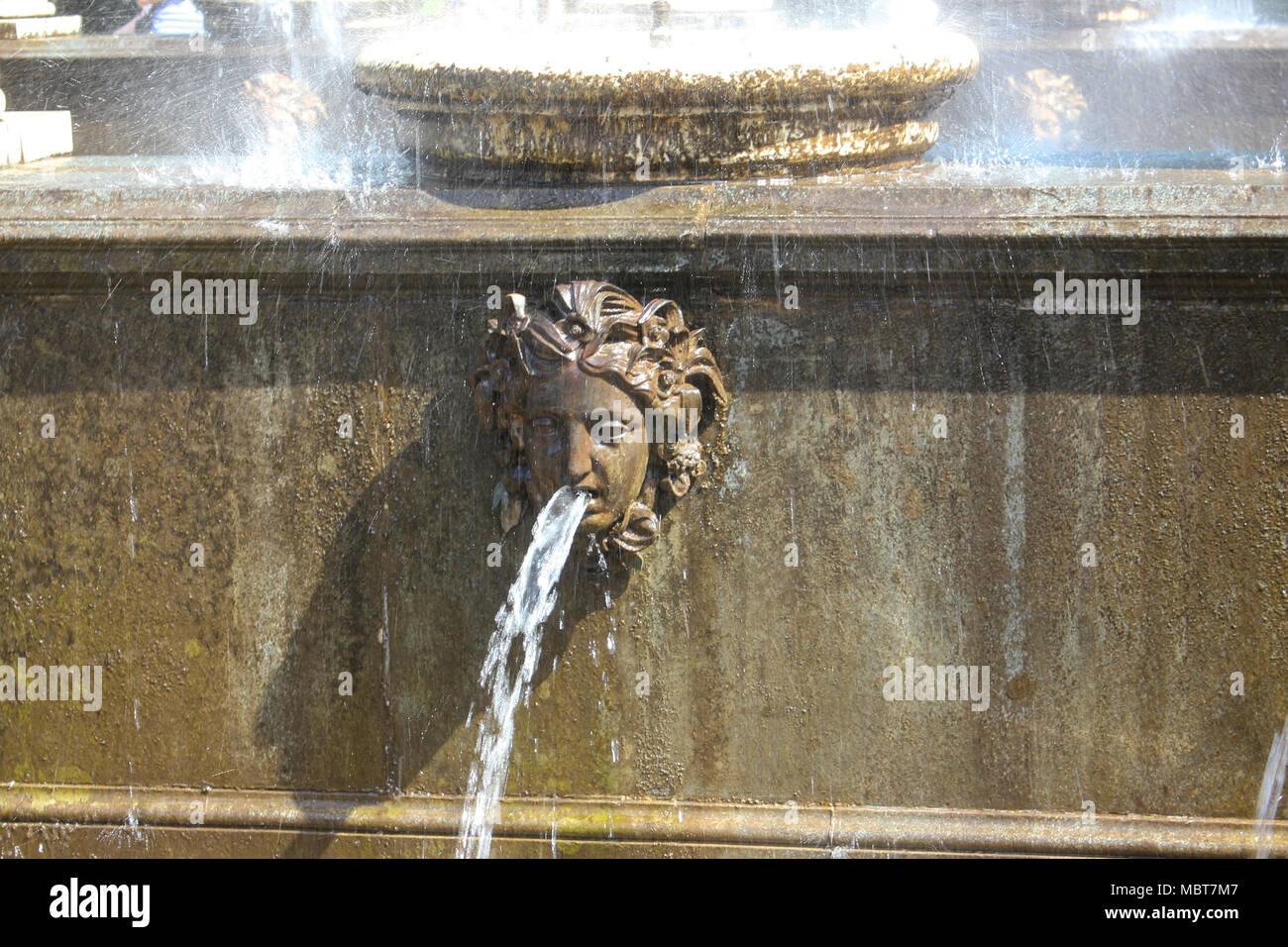 St. Petersburg, Russland - Juli 8, 2014: Fontänen in Peterhof, unteren Park Stockfoto