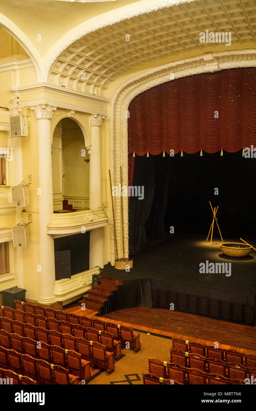 Die Bühne und die Bühne für die AO-Show im Stadttheater von Ho Chi Minh City oder Saigon Opernhaus, Vietnam. Stockfoto