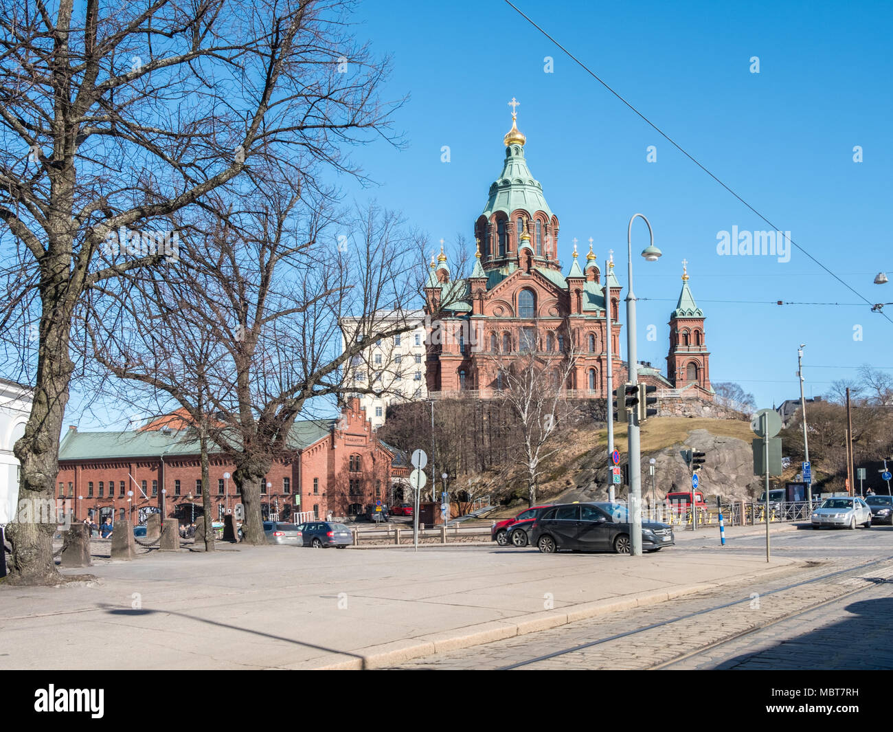 Uspenski Kathedrale an einem sonnigen Tag im April. Dies ist eine östliche Orthodoxe Kathedrale in Helsinki, Finnland. Stockfoto