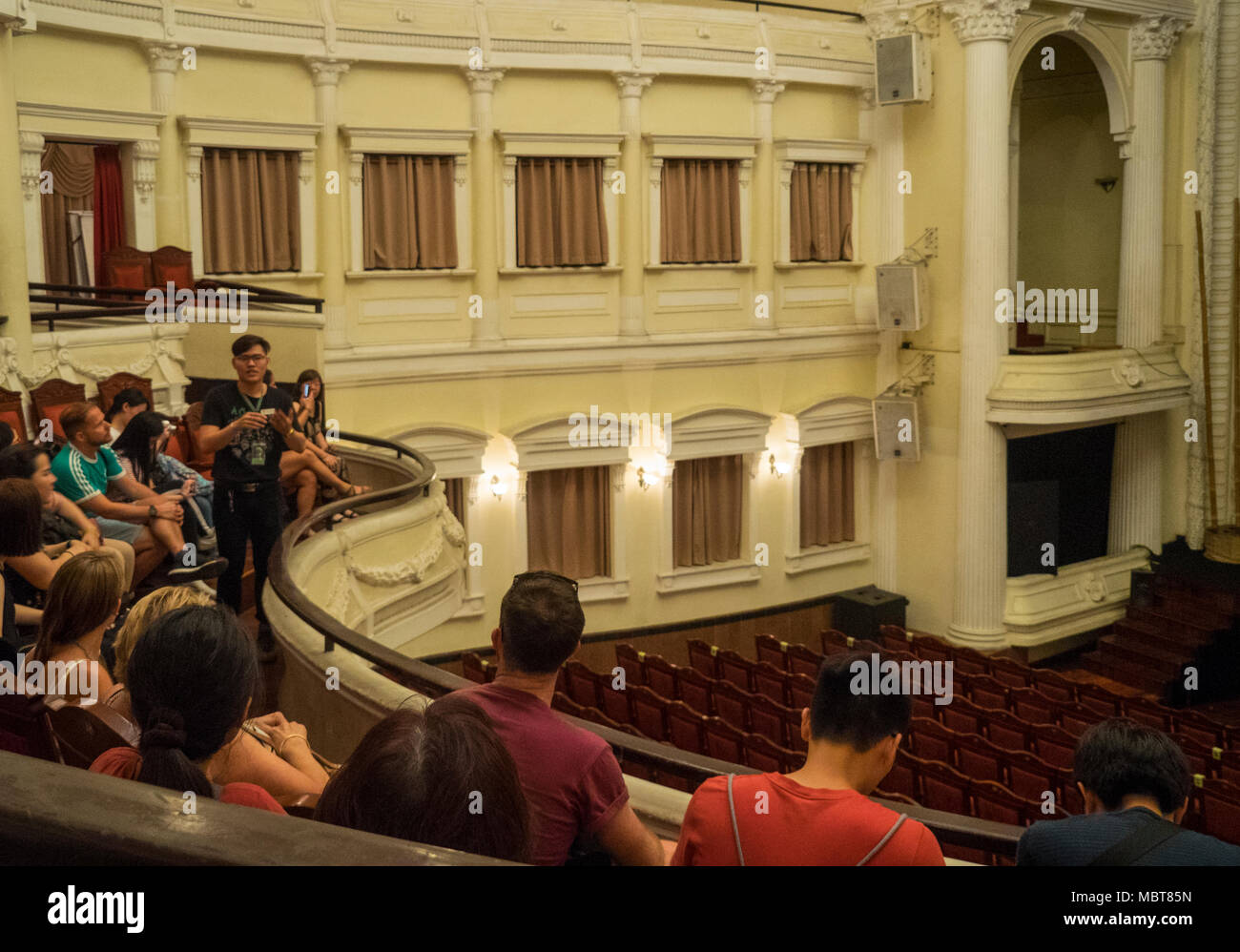 Touristen erhalten eine Führung durch das Stadttheater von Ho Chi Minh City oder Saigon Oper, Vietnam. Stockfoto