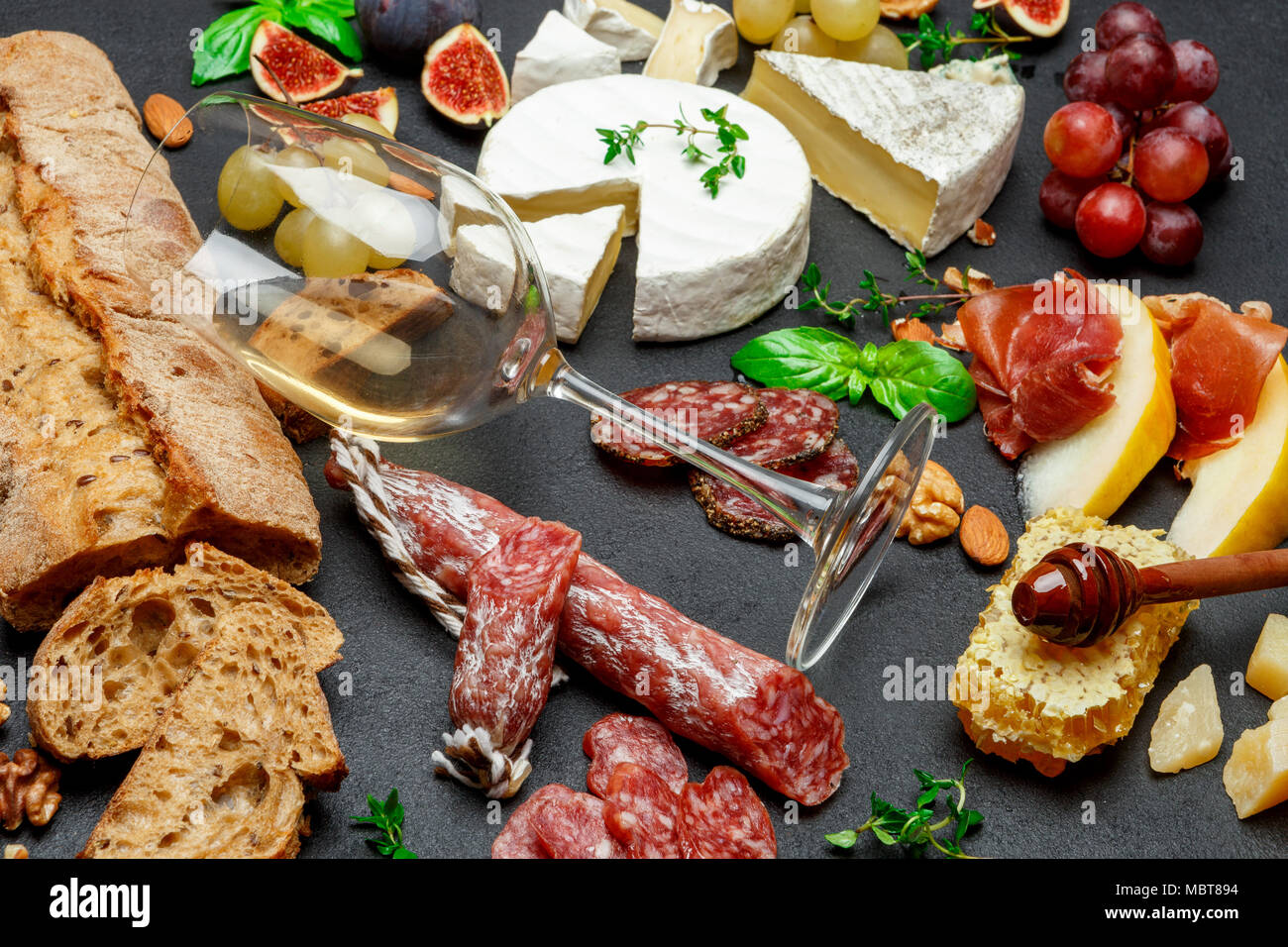 Verschiedene Arten von Käse, Fleisch, Obst und Wein Stockfoto