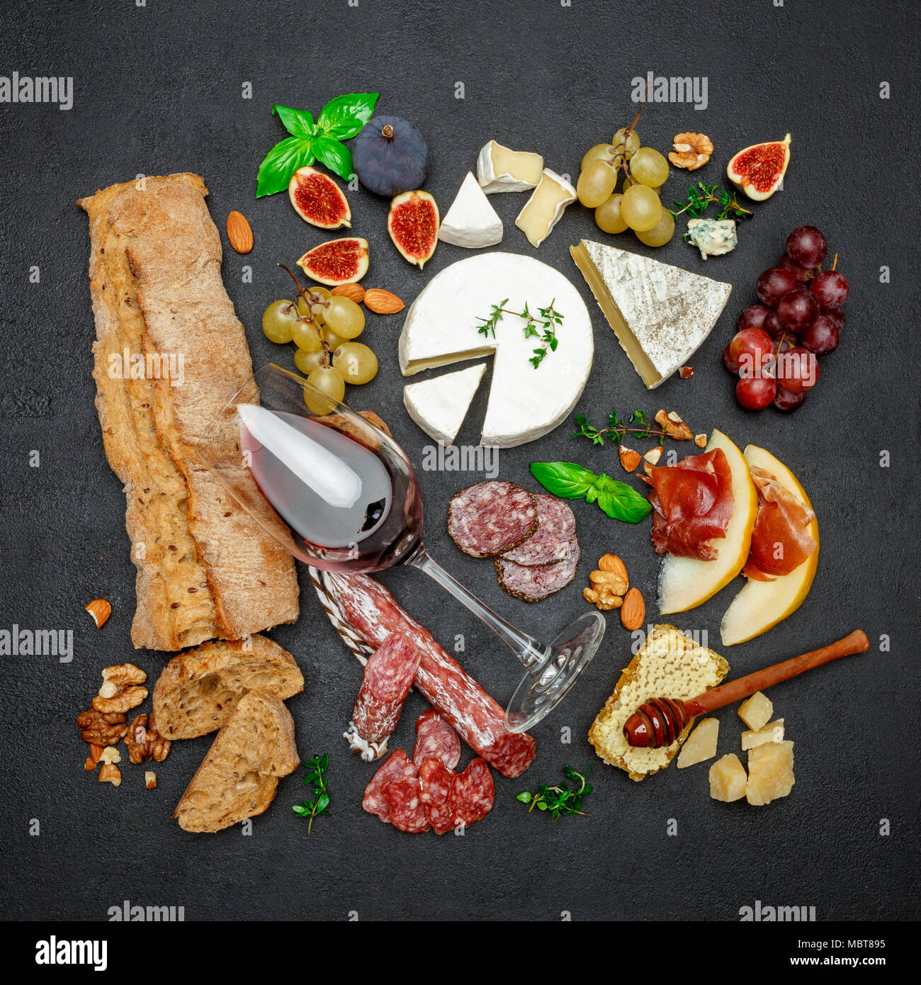 Verschiedene Arten von Käse, Fleisch, Obst und Wein Stockfoto