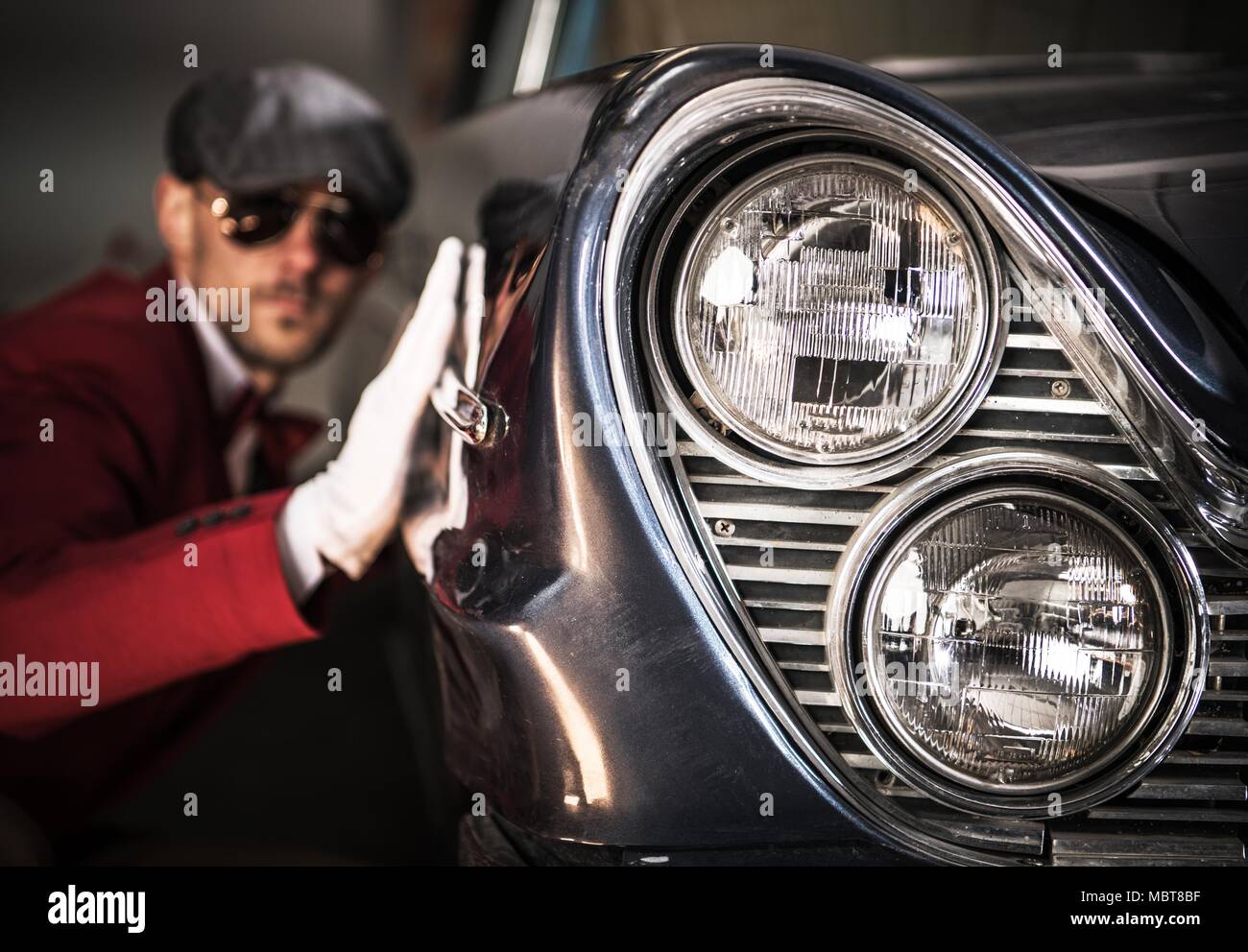 Oldtimer Enthusiasten in seinem 30s ist über den Kauf des neuen Fahrzeugs für seinen Vintage Automobile Collection. Beurteilung und Bewertung Thema. Stockfoto