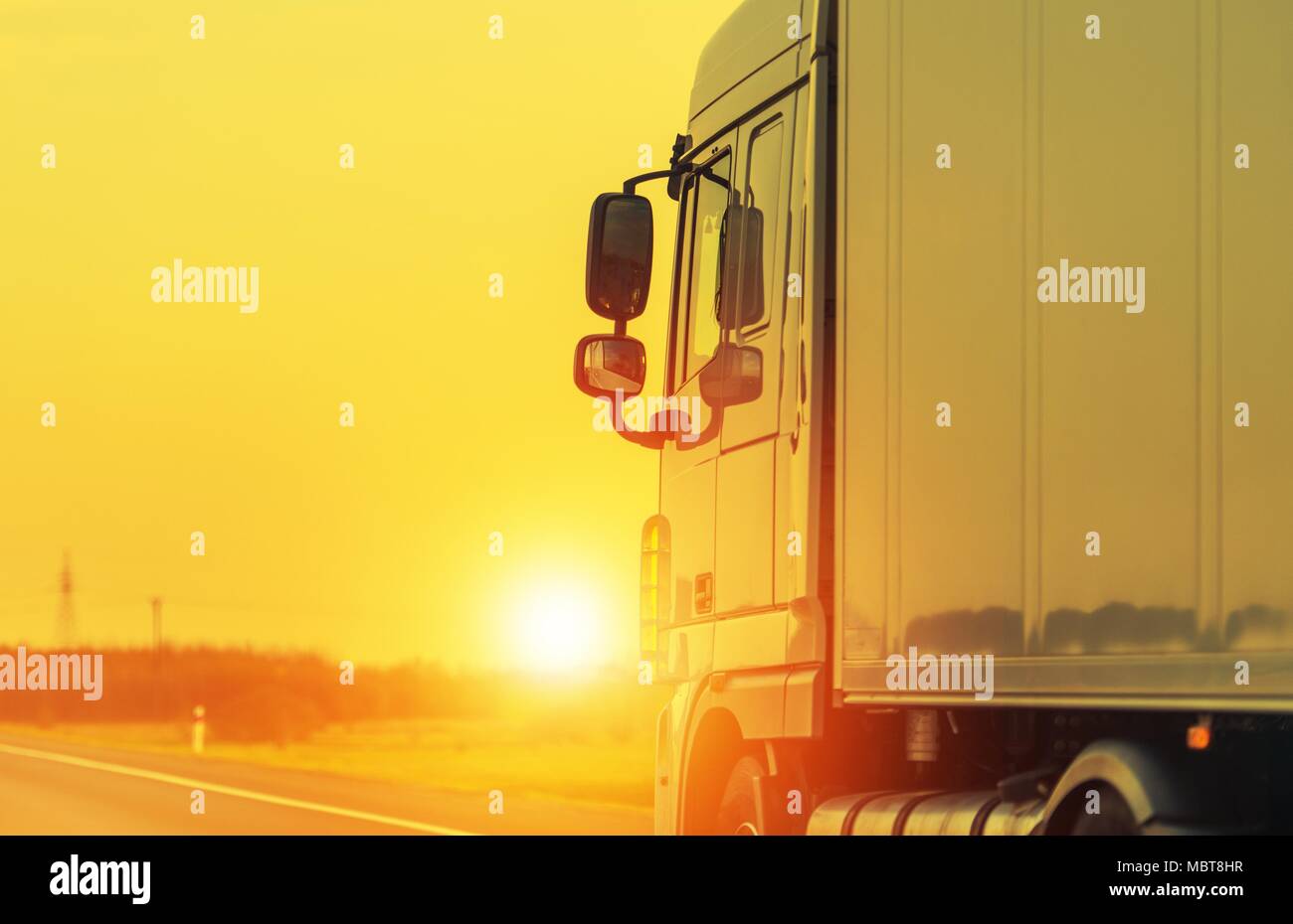 Straße Versand von Semi Truck. Schwere Last Long Haul Euro Transport Thema. Sonnenuntergang auf der Autobahn. Stockfoto
