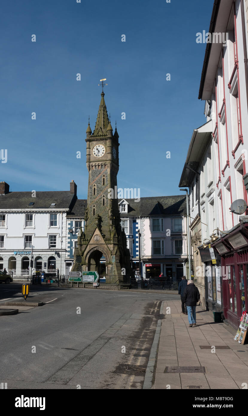 Dinas Mawddwy Hauptstraße mit Geschäften. Powys. Wales 2018 Stockfoto