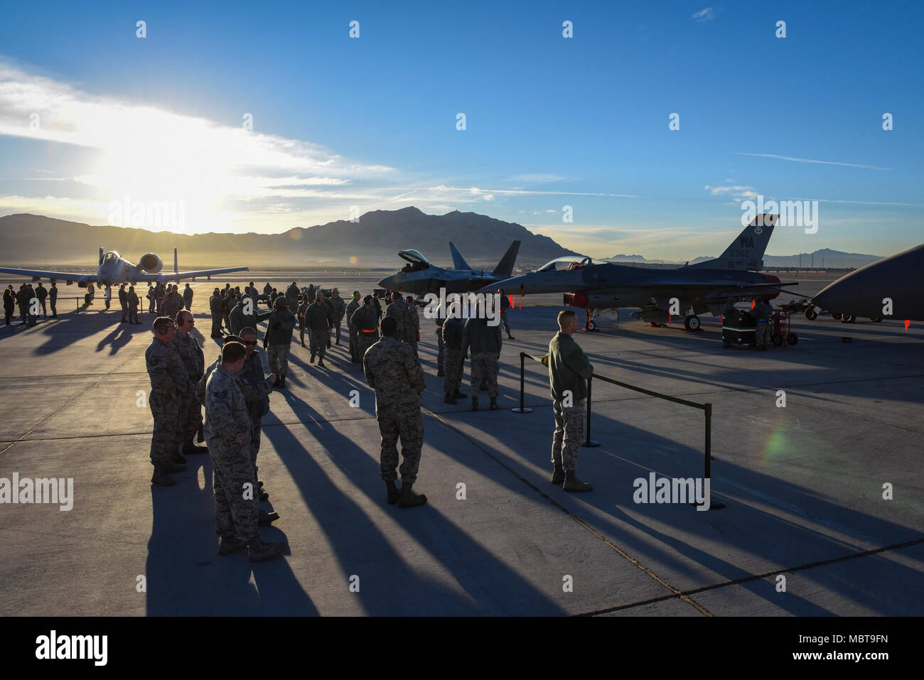 A-10 Thunderbolt II ist ein zweimotoriges, geradliniges Luftstützflugzeug, das von der Fairchild Republic für die United States Air Force entwickelt wurde. Das Archivfoto dokumentiert Airmen, die sich in der Nähe von A-10 Thunderbolt II, F-22 Raptor und F-16 Kampfflugzeugen der Falcon nach einem vierteljährlichen Lastenbesatzungswettbewerb auf der Nellis Air Force Base, Nevada, am 5. Januar 2018 versammelt hatten. Stockfoto